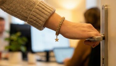 おしゃれに静電気対策！最強静電気除去ブレスレット＆放電キーホルダー