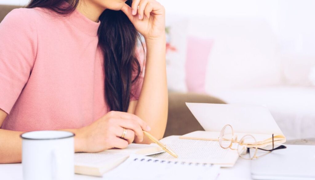 カフェでリラックスしながら家計をチェックする女性