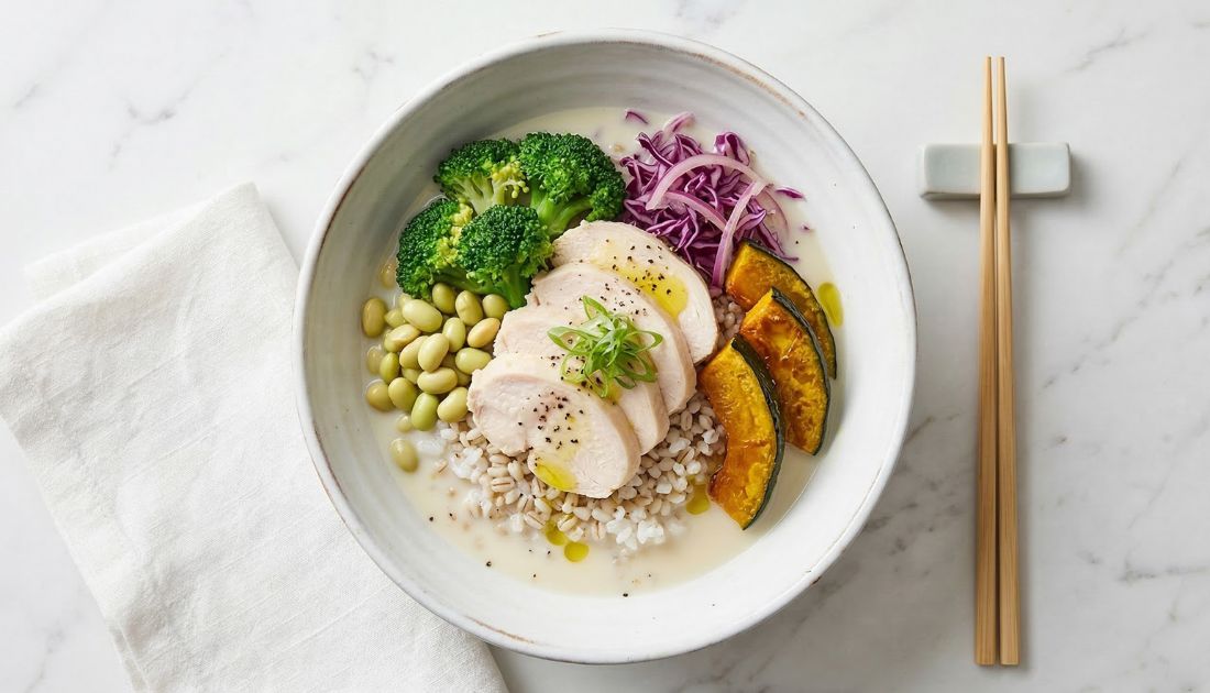 鶏むね塩こうじともち麦の豆乳だしボウル